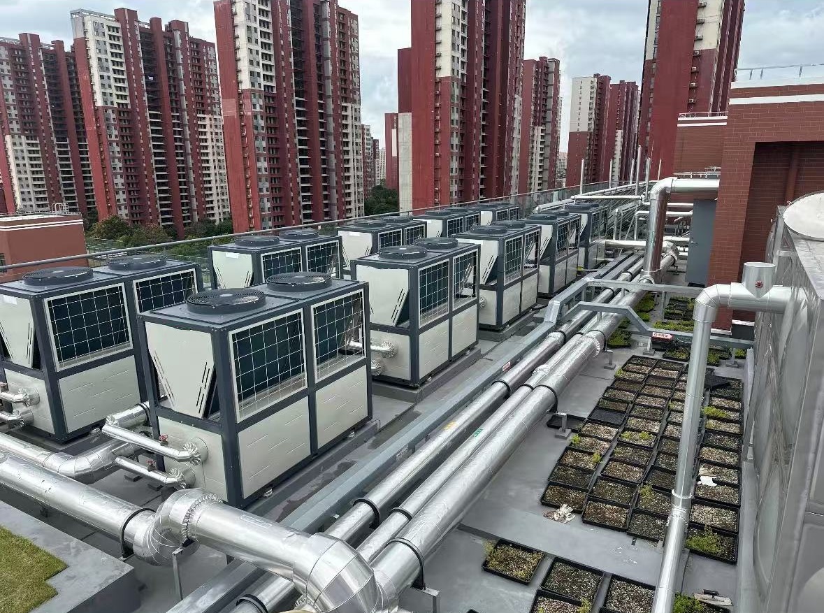 Nový standard pro úsporu energie a snížení nákladů! Inteligentní systém dvouzdrojových tepelných čerpadel přetváří energetická řešení pro hotely a komerční komplexy
