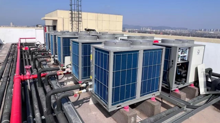 Vlastní tovární budovy jsou vybaveny systémy tepelných čerpadel se dvěma zdroji, což představuje nový model pro nízkouhlíkové dodávky energie v parku